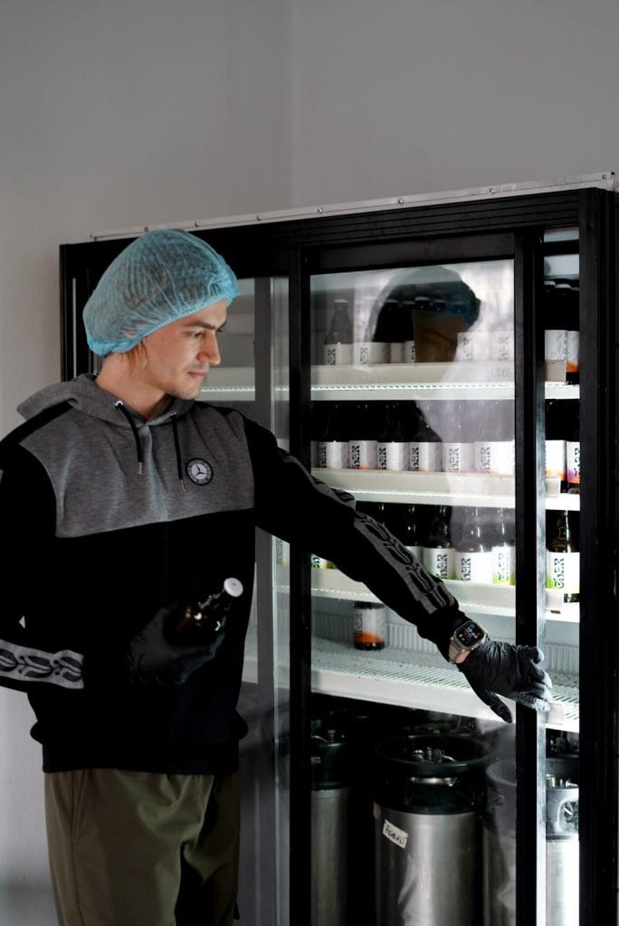 Технолог Char демонструє культуру SCOBY для ферментації комбучі в дубових бочках