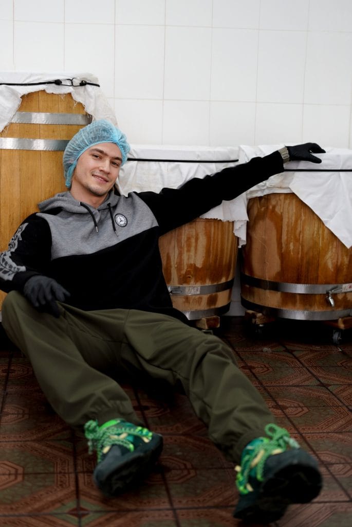 Засновник Char біля дубових бочок – створення пробіотичного напою в Києві