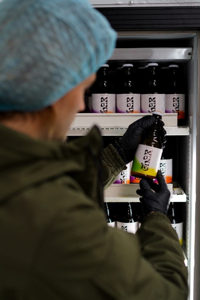 Процес розливу комбучі Char – виробництво натурального напою без пластику