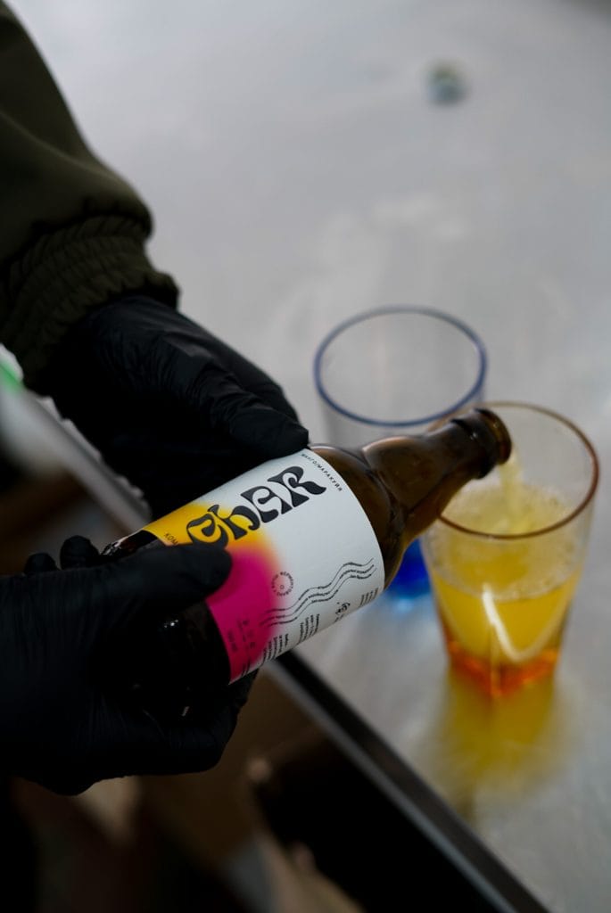 Наливання комбучі Char у склянку – натуральний чай ручної роботи з Києва