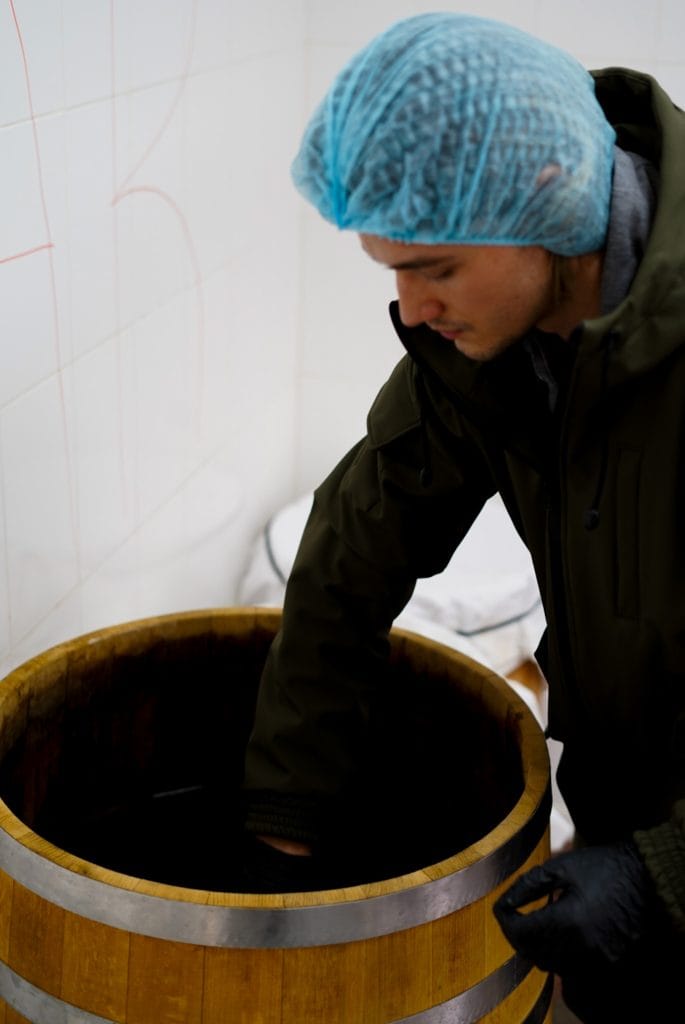 Контроль процесу ферментації комбучі в дубовій бочці