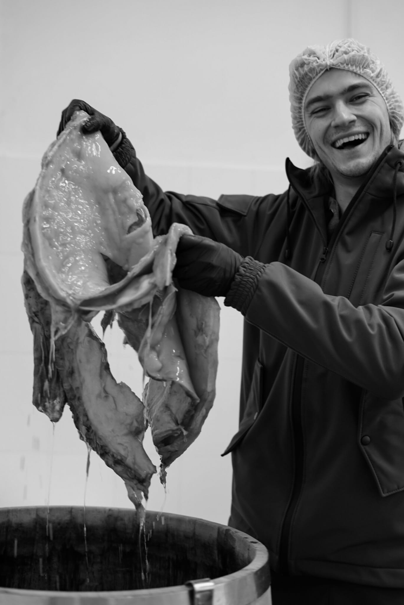 Богдан Ткач – засновник бренду Char з SCOBY в процесі виробництва натуральної комбучі