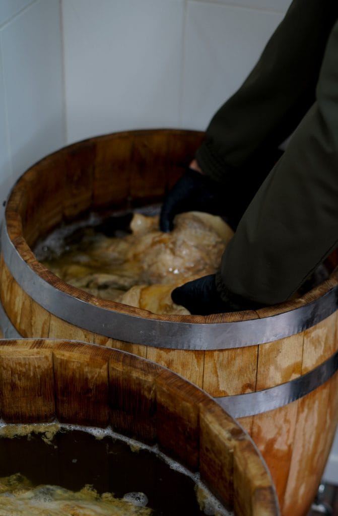 Ферментація комбучі Char в дубовій діжці – класичний процес бродіння пробіотичного чаю