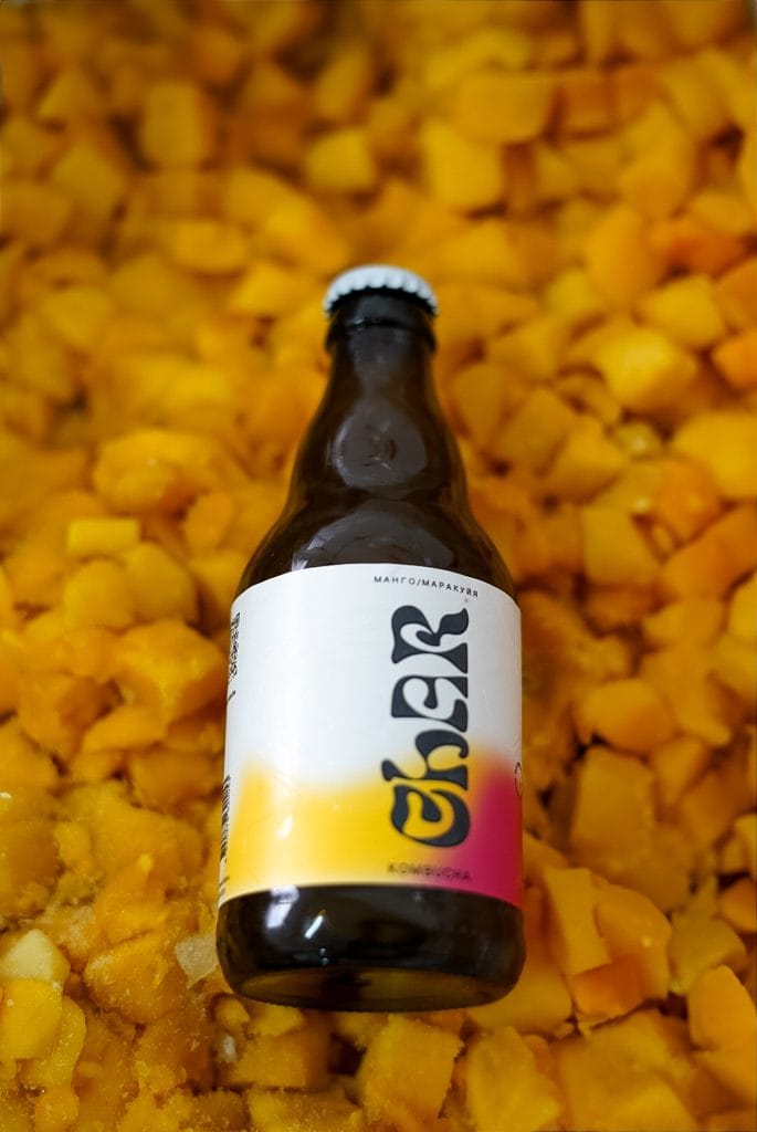 Комбуча Char на фоні манго – підготовка натуральних інгредієнтів для пробіотичного напою