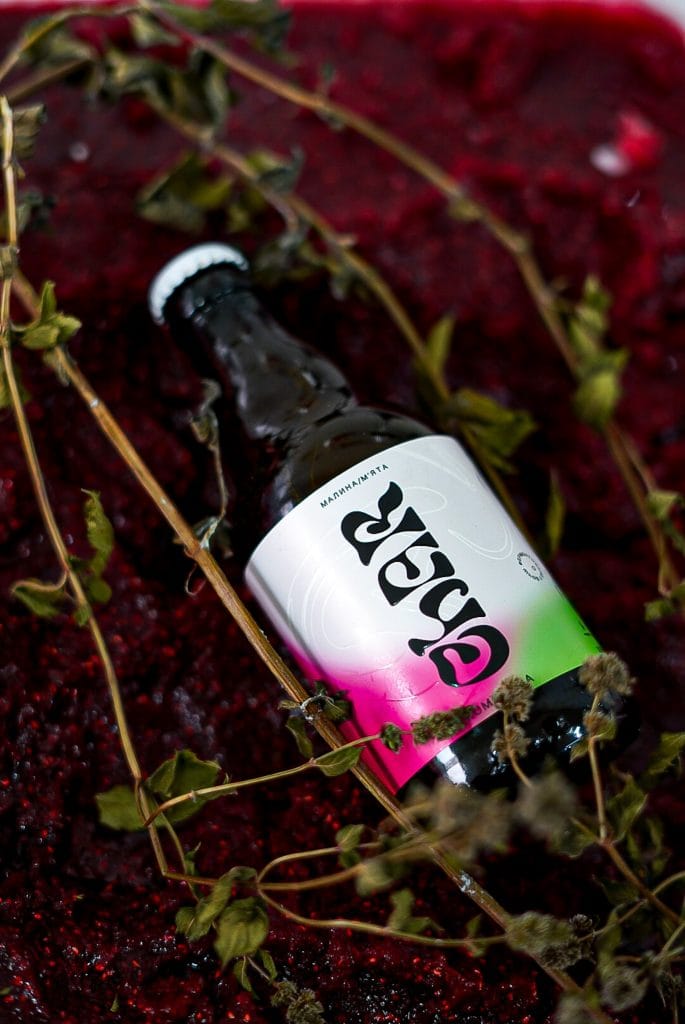 Пляшка комбучі Char серед трав – природне дозрівання пробіотичного напою