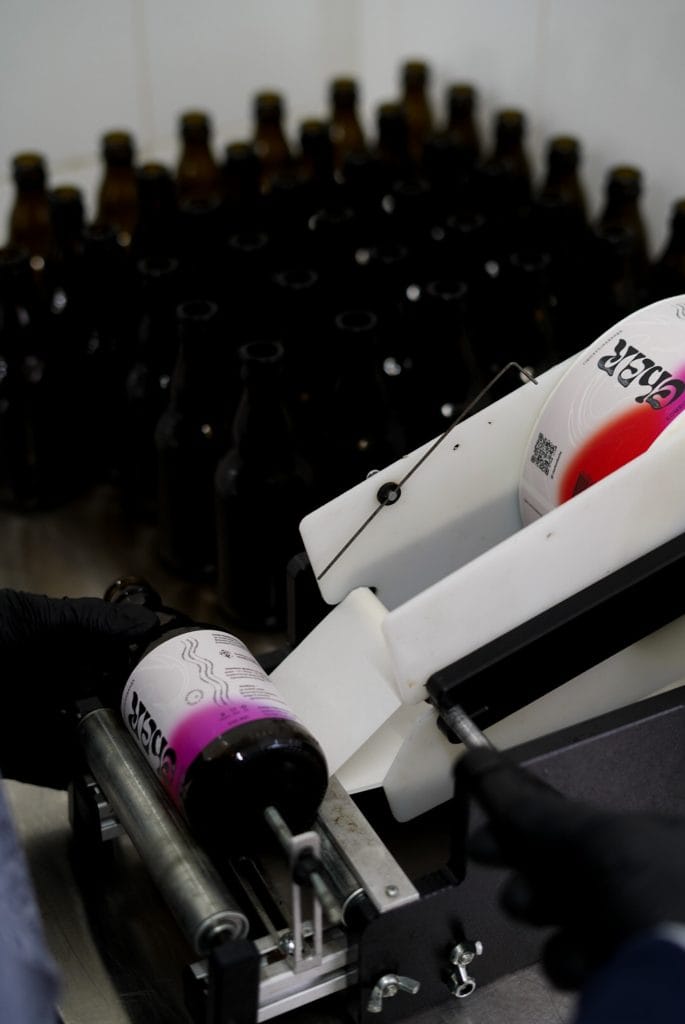 Ручне етикетування пляшок з комбучею Char