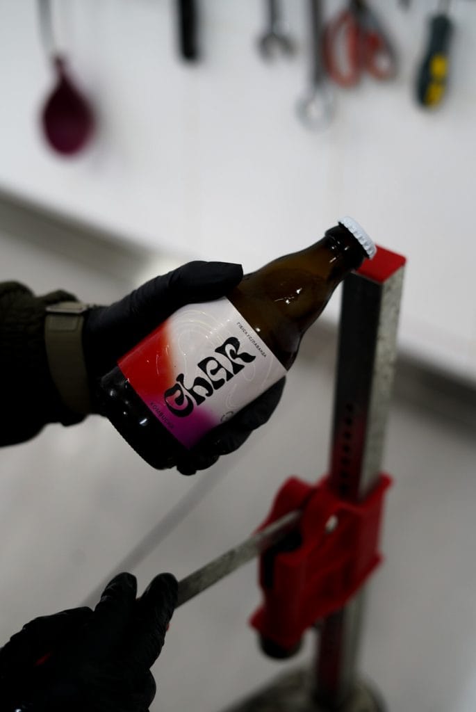 Ручне закупорювання пляшки комбучі Char – етап контролю якості виробництва