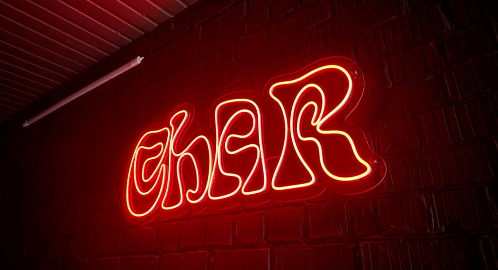 Неонова вивіска Char – символ якості виробництва пробіотичної комбучі